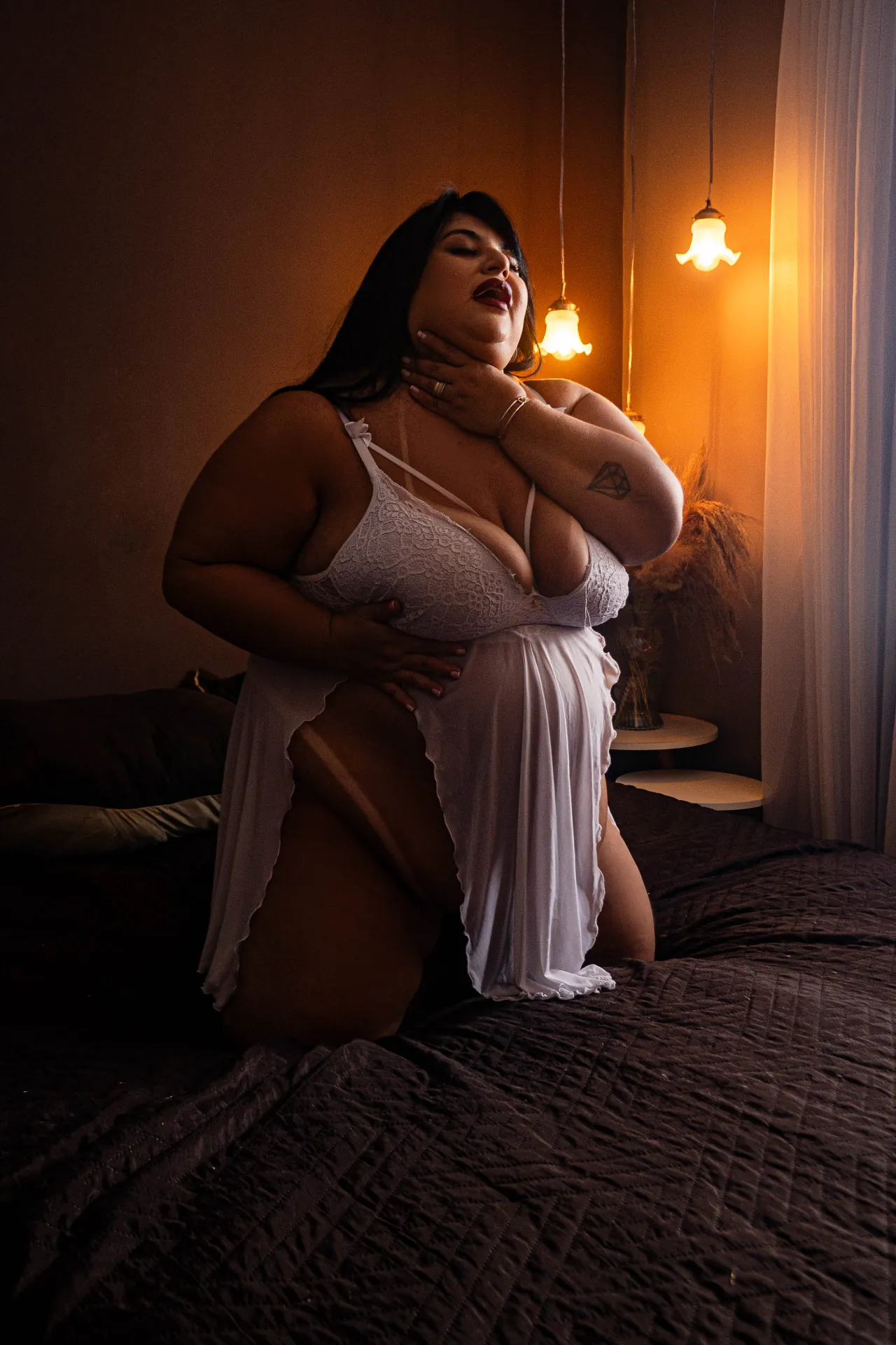 Mulher serena ao despertar, em luz natural, no cenário Classic